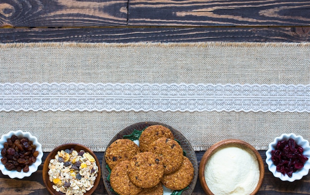 Desayuno saludable con galletas de cereales.