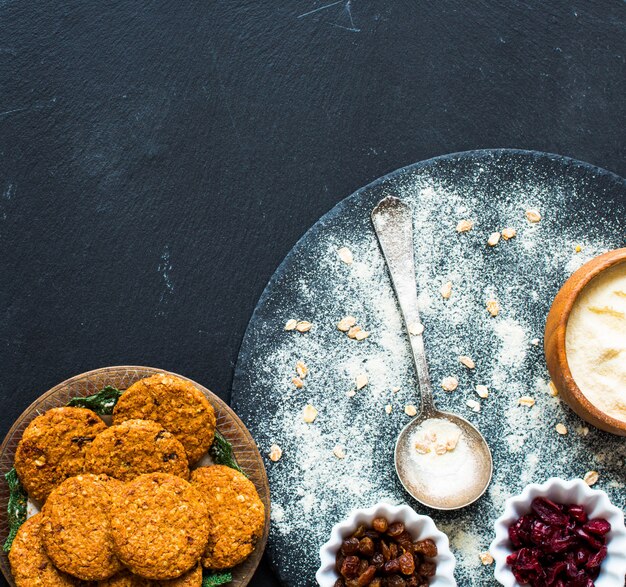 Desayuno saludable con galletas de cereales.