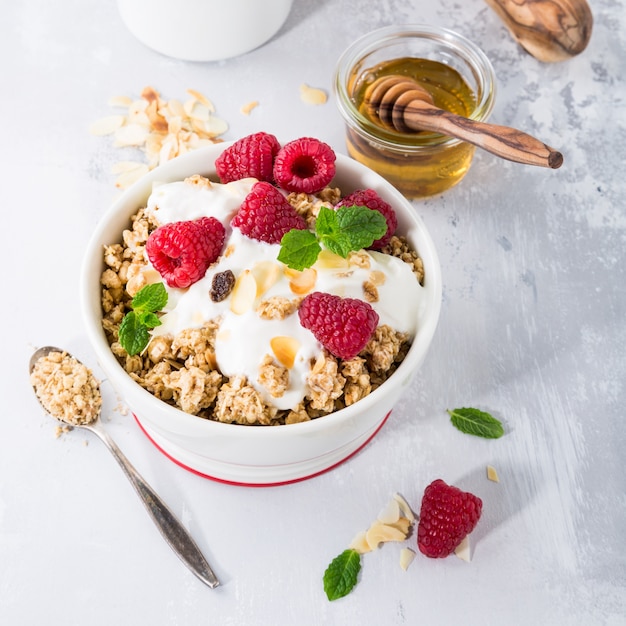 Desayuno saludable con granola y bayas