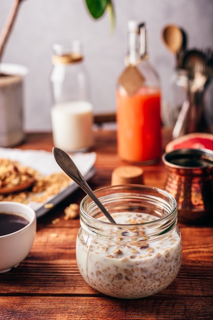 Desayuno saludable con granola casera, café turco, frutas y jugo recién exprimido