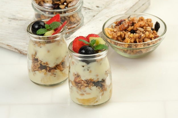 Foto desayuno saludable granola deliciosa con frutas y yogur alimento vegetariano saludable de fibra