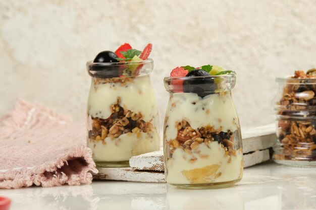 Desayuno saludable Granola deliciosa con frutas y yogur Alimento vegetariano saludable de fibra