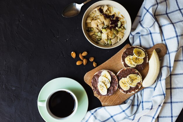 Desayuno saludable. Granola fresca, muesli con frutos secos de bayas de leche. Vista desde arriba.