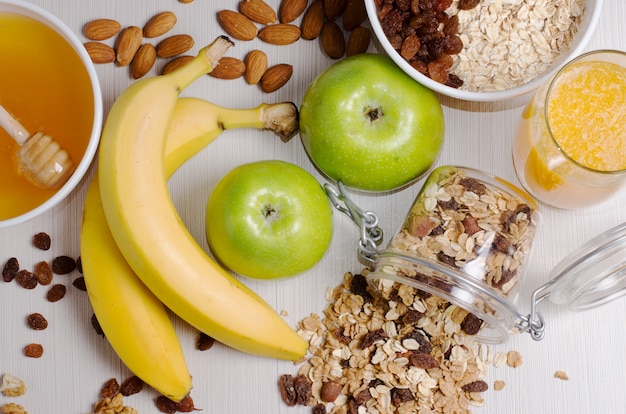 Desayuno saludable. Granola, manzanas, plátanos, avena con pasas