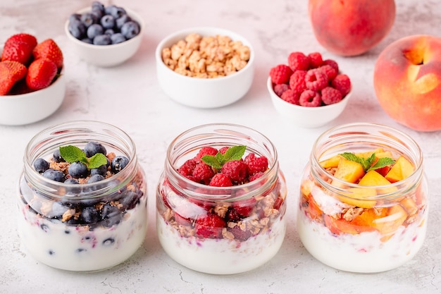 Desayuno saludable Granola muesli yogur y fruta