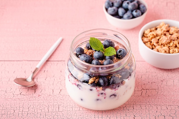 Desayuno saludable Granola muesli yogur y fruta