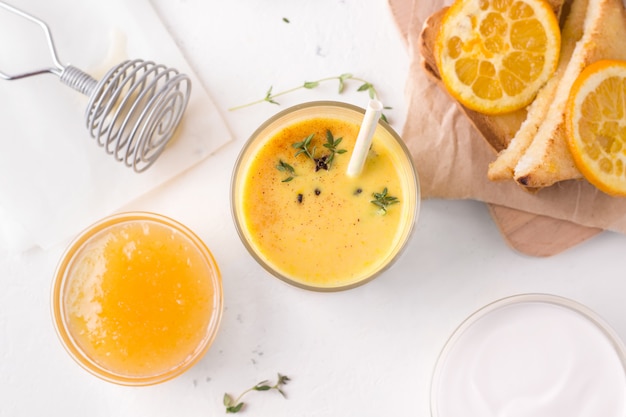 Desayuno saludable de lassi bebida de mango y sándwiches.