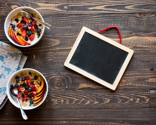 Desayuno saludable con leche, muesli y fruta.