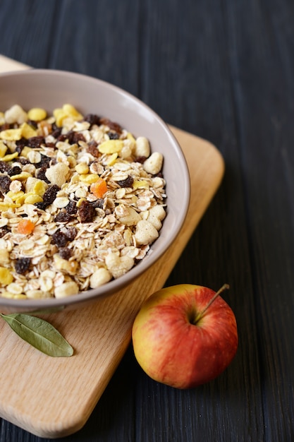 Desayuno saludable por la mañana, comida de dieta gachas de avena muesli