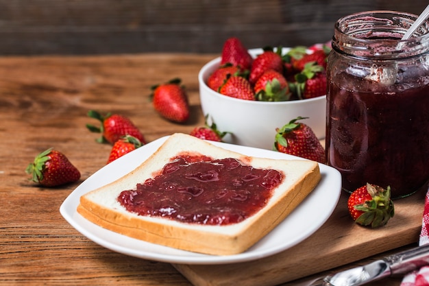 Desayuno saludable con mermelada de fresa