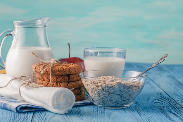 Desayuno saludable en mesa azul