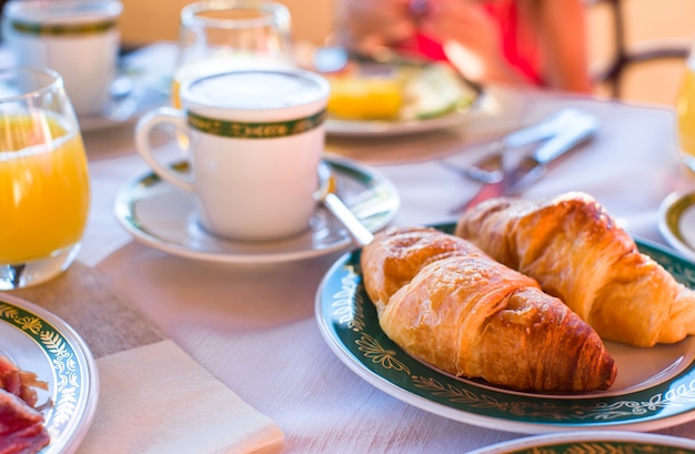 Foto desayuno saludable en la mesa closeup en restaurante resort