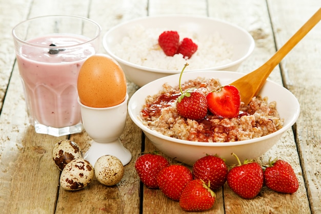 Desayuno saludable en mesa de madera