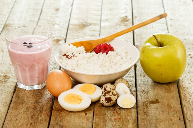 Desayuno saludable en mesa de madera