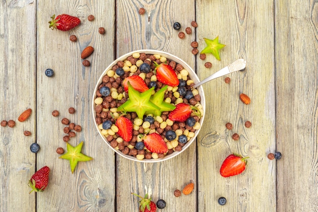 Desayuno saludable en mesa de madera