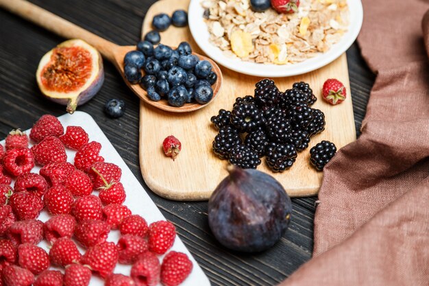 Desayuno saludable con muesli y bayas.