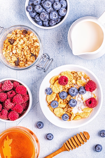 Desayuno saludable, muesli, cereal con fruta, vista superior.