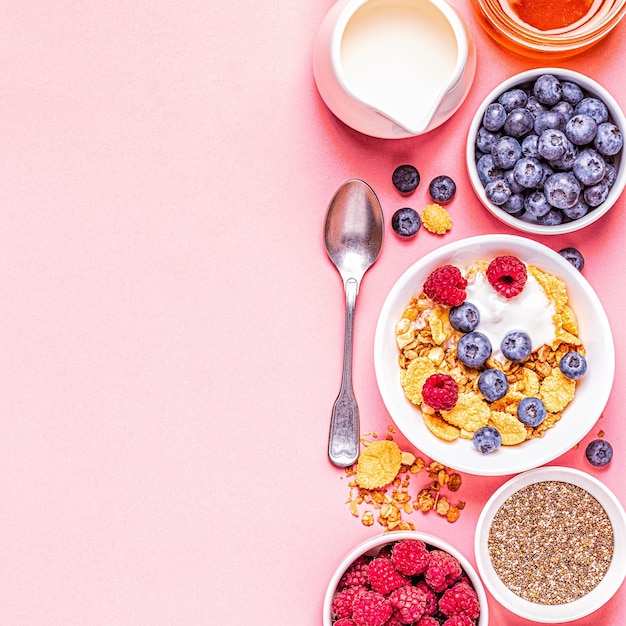 Foto desayuno saludable, muesli, cereal con fruta.