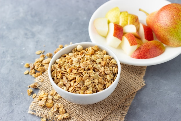 Desayuno saludable con muesli y pera.