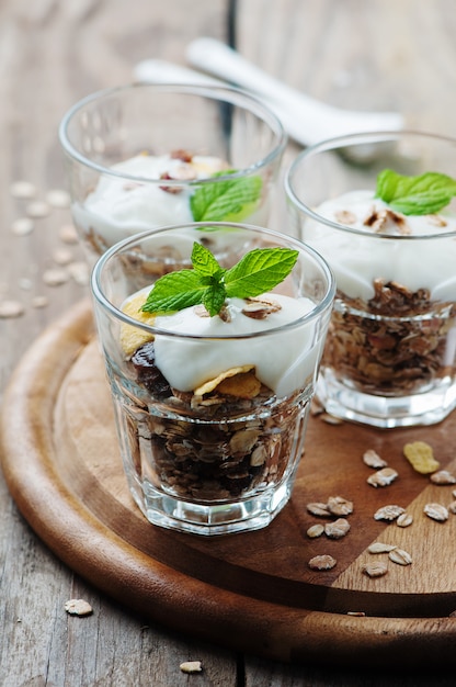 Desayuno saludable con muesli y yogurt