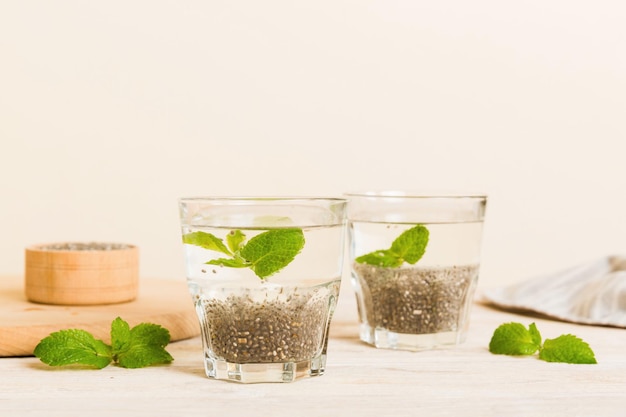 Desayuno saludable o mañana con semillas de chía y menta en el fondo de la mesa dieta de comida vegetariana y concepto de salud Pudín de chía con menta