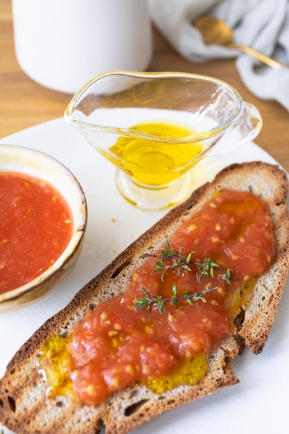 Desayuno saludable, pan con aceite de oliva y tomate y café