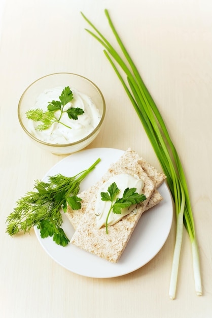 desayuno saludable con pan crujiente y crema