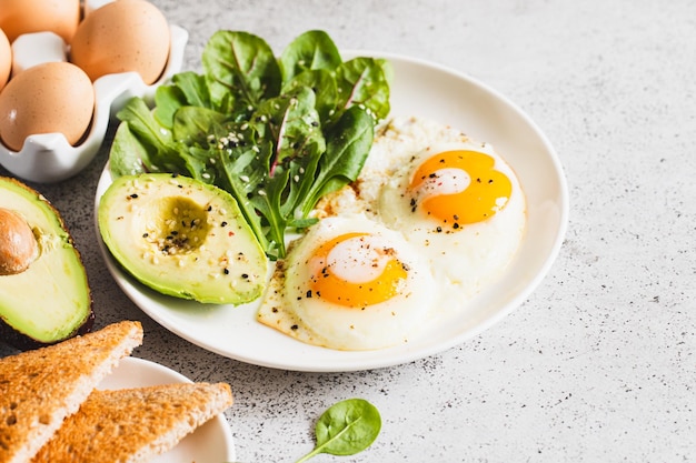 Desayuno Saludable con Pan Integral Huevos Tostados con Ensalada Verde Aguacate desayuno tradicional