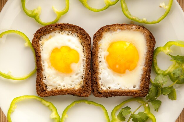 Desayuno saludable con pan tostado y huevos