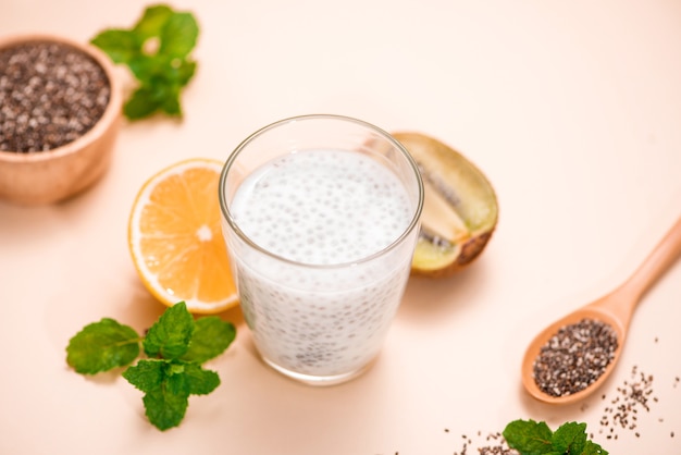 Desayuno saludable con pudín de chía en vidrio