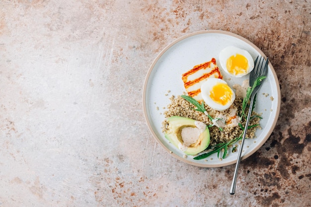 Desayuno saludable con queso halloumi a la parrilla, huevo de quinoa y aguacate