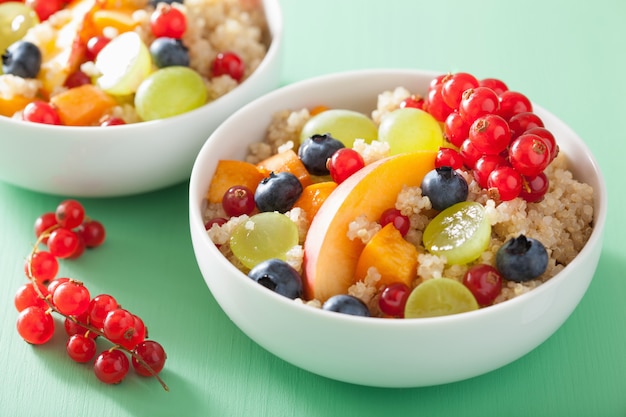 Desayuno saludable quinua con frutas baya nectarina arándano uva