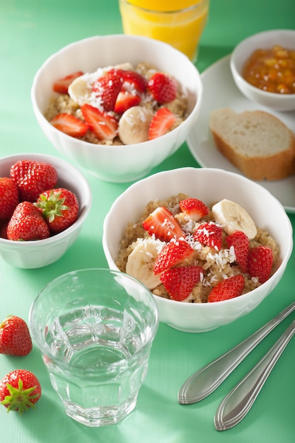 Desayuno saludable de quinua con hojuelas de coco y fresa y plátano