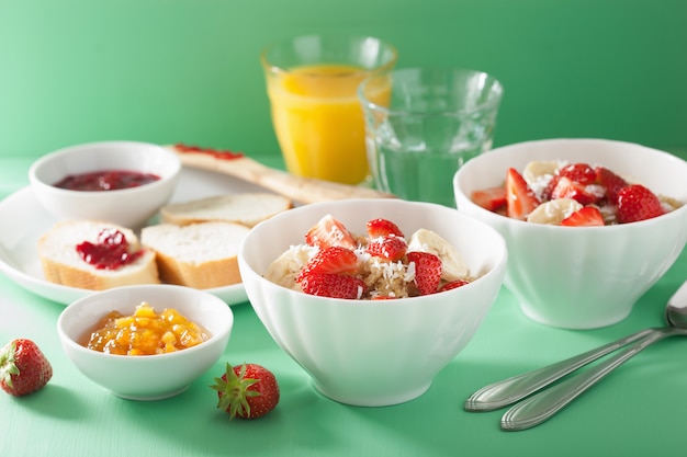 Desayuno saludable de quinua con hojuelas de coco y fresa y plátano