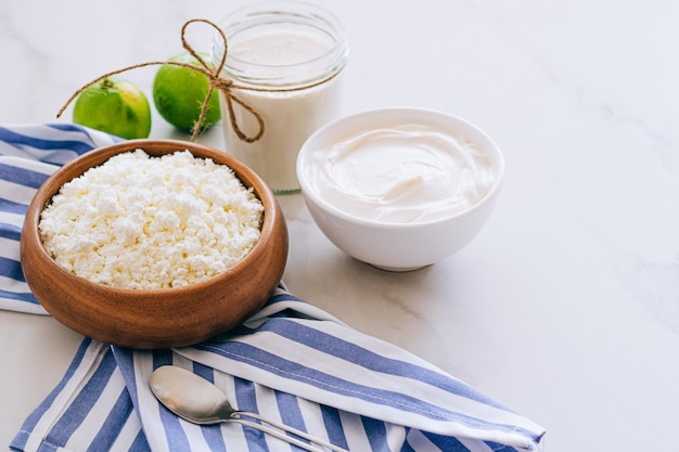 Foto desayuno saludable de requesón con crema agria y limón sobre una mesa de mármol