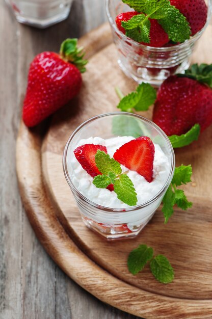 Desayuno saludable con requesón y fresa