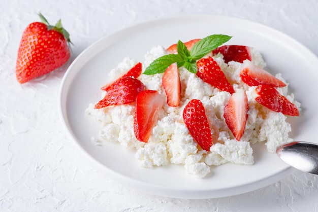 Desayuno saludable requesón con fresas