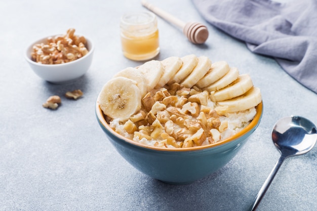 Desayuno saludable. Requesón con plátano y nueces