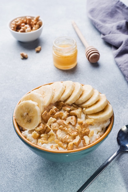 Desayuno saludable. Requesón con plátano y nueces