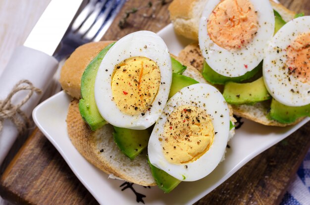 Desayuno saludable. Sandwich con aguacate y huevos cocidos.