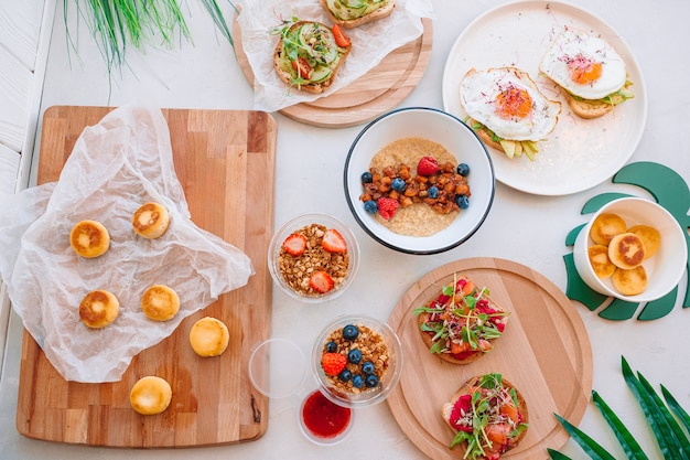 Desayuno saludable sobre la mesa en el escritorio de madera