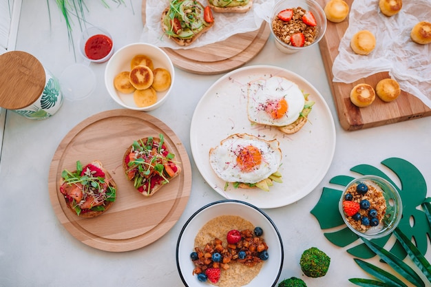 Desayuno saludable sobre la mesa en el escritorio de madera