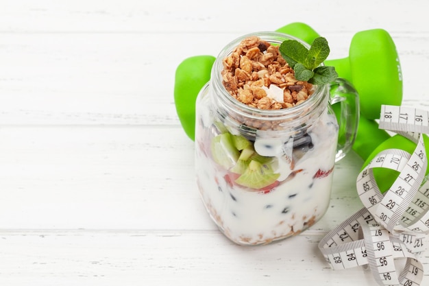 Desayuno saludable con tarro de yogur de granola y bayas frescas