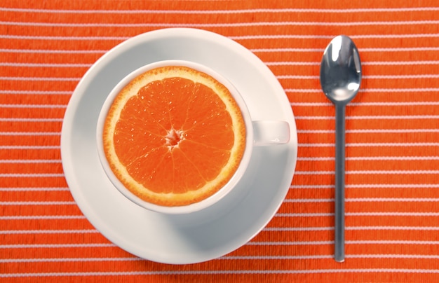 Desayuno saludable taza de naranja en lugar de cafeína