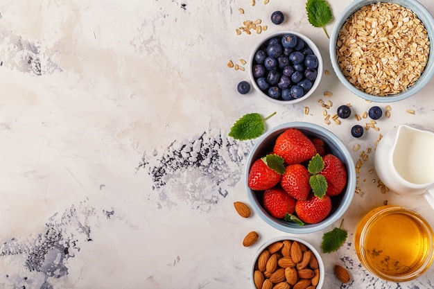 Desayuno saludable: un tazón de avena, bayas y frutas