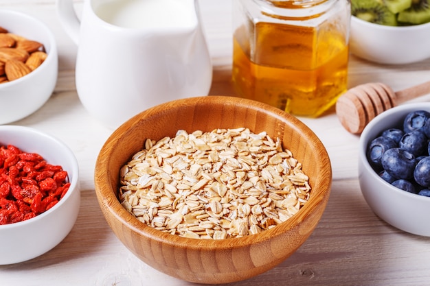 Desayuno saludable - tazón de copos de avena con fruta fresca, almendras y miel