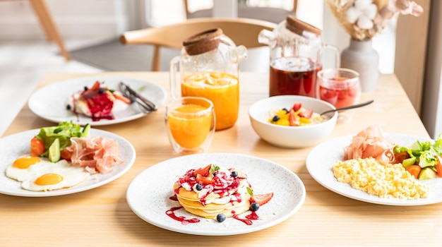 Desayuno saludable con té avena avena requesón buñuelos tortitas revuelto y huevo frito