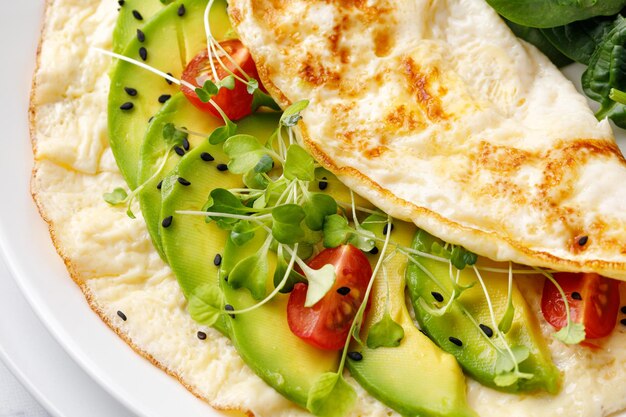 Foto desayuno saludable tortilla con aguacate micro greens tomates cerrar tortilla