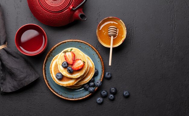 Desayuno saludable con tortitas y té de hierbas.