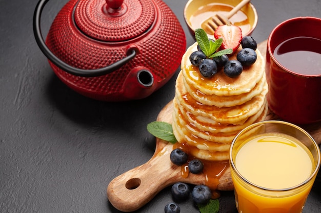 Desayuno saludable con tortitas y té de hierbas.